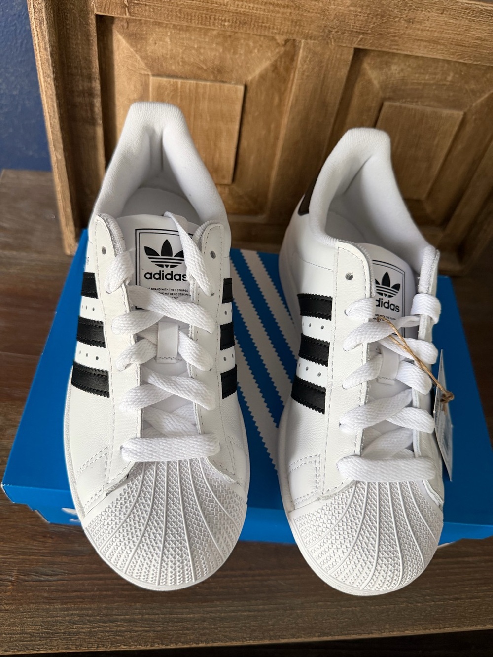 adidas unisex White & Black Classic Shell-Toe Sneakers